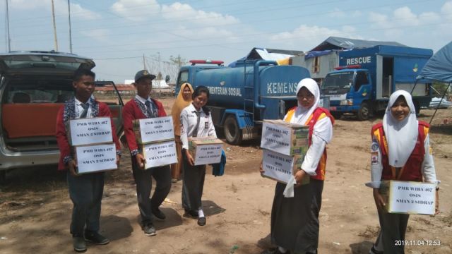 PMR Wira 467 membawa mie instan ke posko penanggulangan bencana 